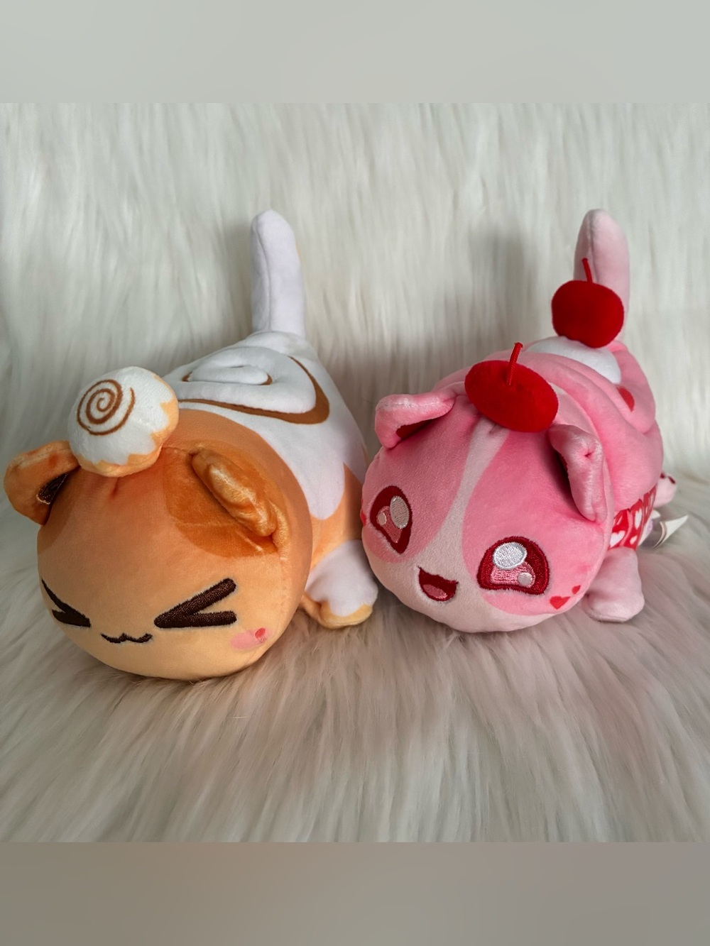 Aphmau MeeMeows Mystery Plush Cinnamon Roll and Cherry Cupcake Cats Bakery